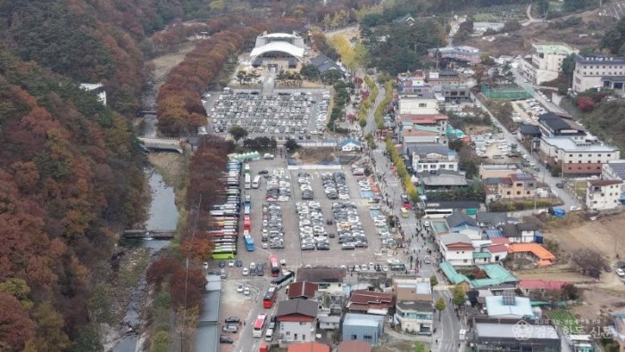 1-1. 붐비는 문경새재도립공원 주차장.jpg