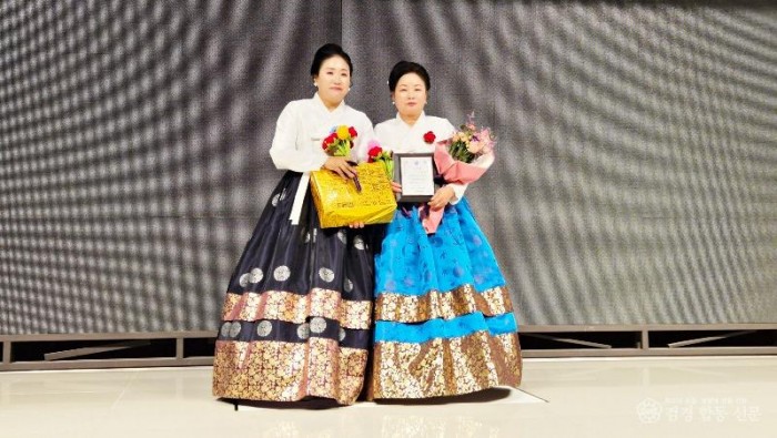 [평생학습원]이취임(좌(신임) 15대 회장 이월임  우(전임) 14대 회장 엄서연).jpg