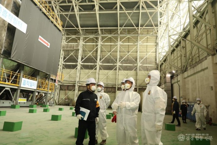 보도2. 김성훈인천환경공단이사장과 직원들이 송도자원순환시설을 점검하고 있다.  (2).JPG