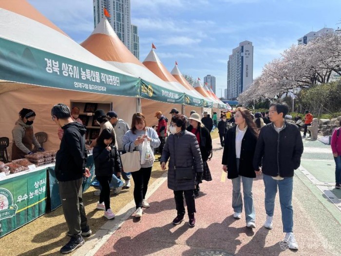 2. [상주시 유통마케팅과]농산물직거래 우수시군 평가 최우수상(직거래 사진2).jpg