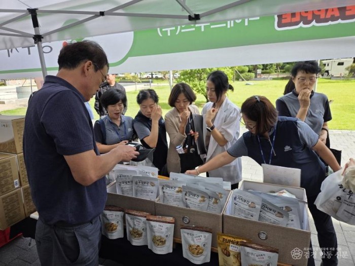 영주-5-3 영주부각 부스에서 사람들이 부각을 시식하고 있다.jpg