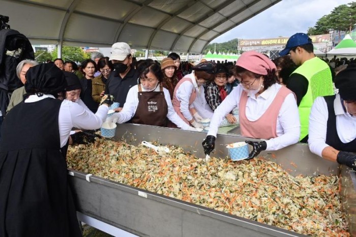 봉화군, 제29회 송이축제 ‘오색오미 대형 비빔밥 퍼포먼스’ 성황리에 마무리 (3).JPG