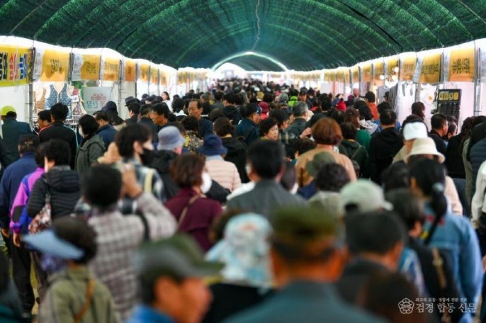 영주-1-2 풍기인삼축제&amp;농특산물대축제 방문객들이 북적이고 있다.jpg