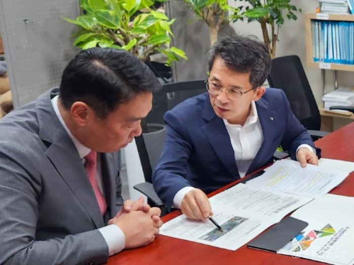 영주-3-4 유정근 영주시장 권한대행이 정희용 국회의원을 만나 사업을 설명하고 있다.jpg