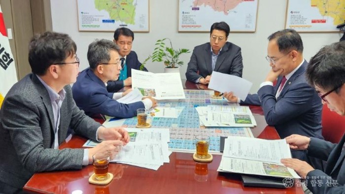 영주-3-1 유정근 영주시장 권한대행이 임종득 국회의원을 만나 사업을 설명하고 있다 (1).jpg