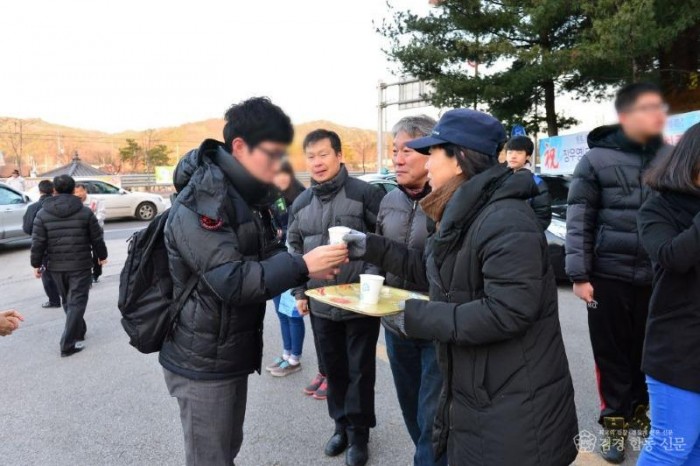 영주-1-1 (참고사진)수학능력시험장 앞에서 도움단체들이 차봉사를 진행하고 있다.JPG