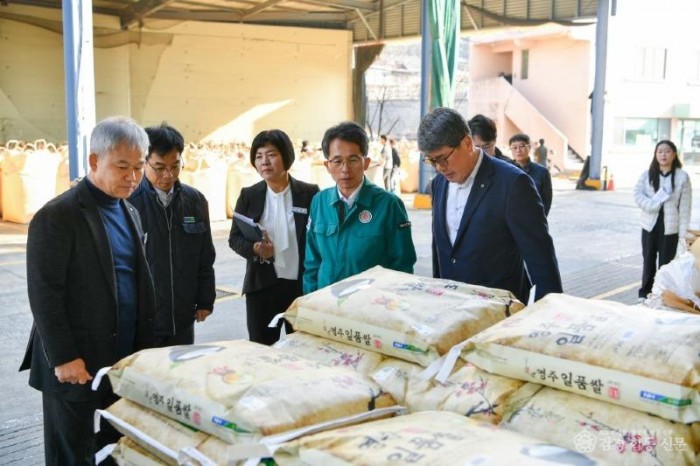 영주-3-1 유정근 영주시장 권한대행이 영주연합농협 미곡처리장을 방문해 수매현장을 둘러보고 있다.jpg