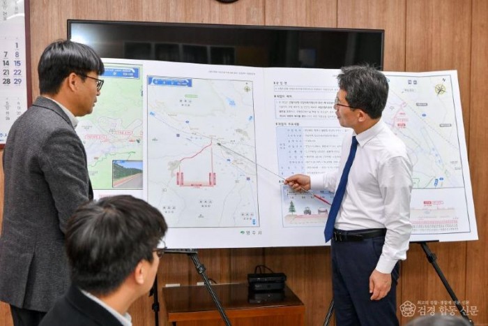 영주-2-2 유정근 영주시장 권한대행을 비롯한 영주시 및 용역사 관계자들이 국립산림치유원 진입 경로에 대한 주요 개선 방향을 논의하고 ~.jpg
