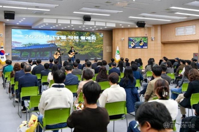 영주-2-2 지난 11월 3일 영주시 11월 월례회에서 재능기부로 기타를 연주하는 모습.jpg