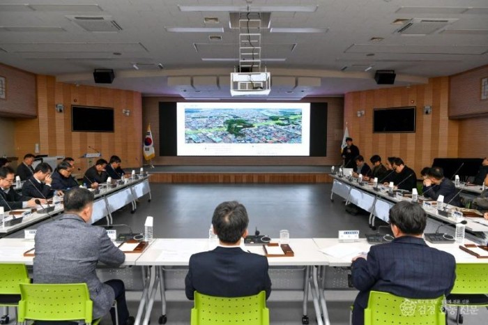 영주-3-1 영주 도심 관광거점 통합개발사업 기본구상 용역 보고회가 진행되고 있다.jpg