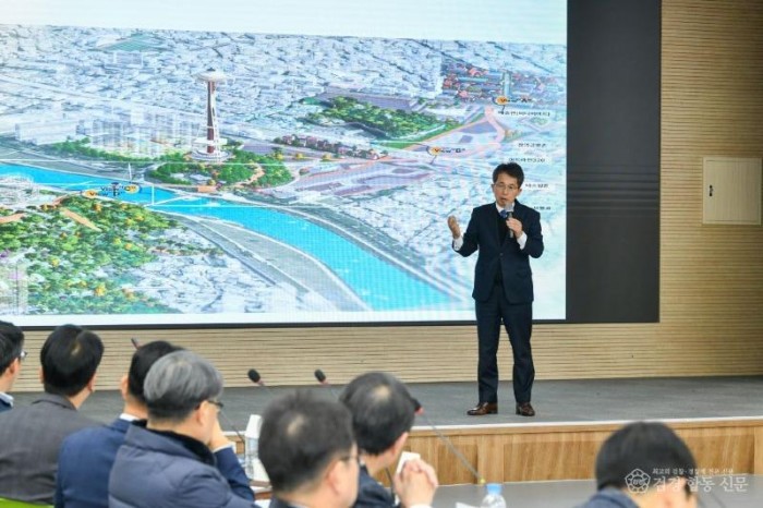 영주-3-3 유정근 영주시장 권한대행이 기본구상 용역에 대해 발언하고 있다.jpg