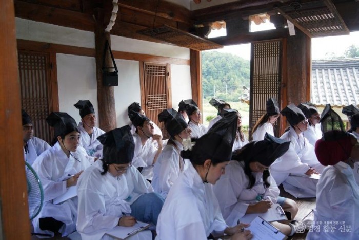 영주-2-4 의산서원 활용사업(특강을 열심히 수강하는 외국인 참여자들(주로 유학생 및 일부 직장인)).JPG