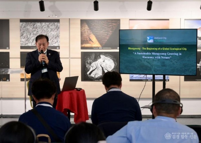 2-4. 발표 중인 문경시장.jpg