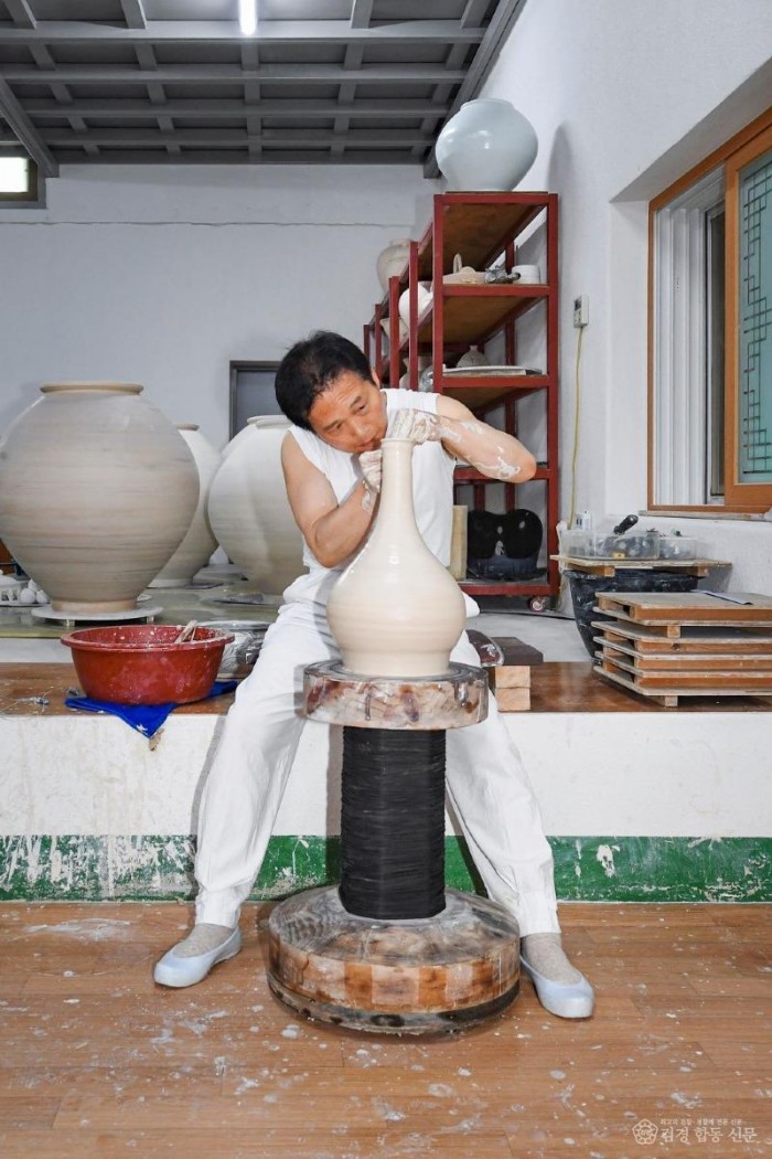 1-3. 이학천 사기장 도자기 작업 사진.jpg