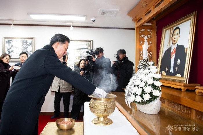 [복지정책과]생가 분향.jpg