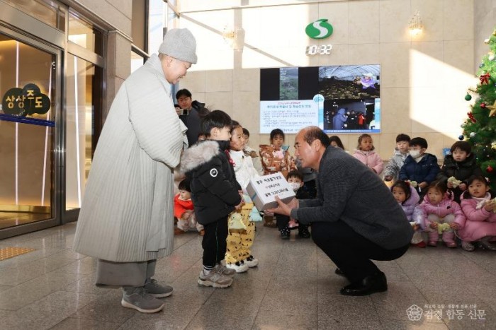 4. [상주시 사회복지과]상락유치원 성금 기탁 (1).JPG