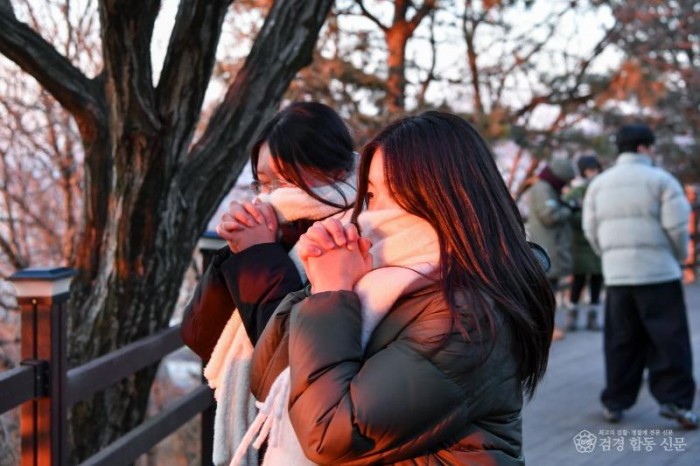 영주-4-2 올 해 고3이 되는 학생들이 수학능력시험을 잘 볼수 있도록 빌고 있다.jpg
