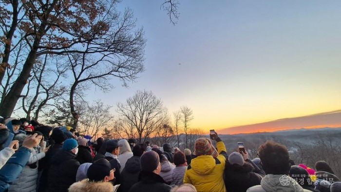 영주-1-2 뚜께바위 정상에서 사람들이 새해를 맞이하고 있다 .jpg