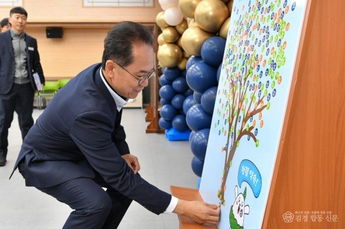 영주-2-1 엄태현 영주시장 권한대행이 청념 약속 캠페인에 참여하고 있다.jpg