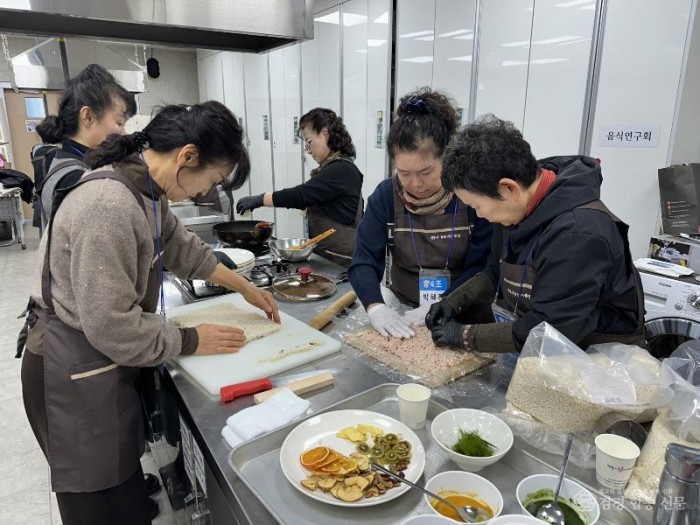 영주-3-2 우리음식연구회원들이 오색과일 쌀강정을 만들고 있다.jpg