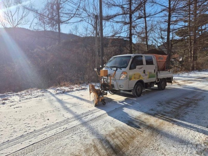성주군사진(수륜면  눈보다 먼저 움직였다! 선제적 제설작업으로 주민 안전 확보)-1.jpg