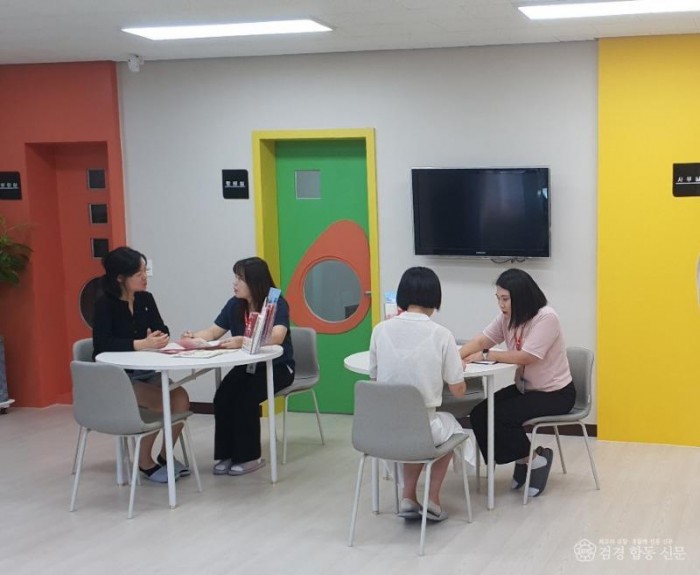 [가족정책과]2일자리편의점 사무실 상담중1.jpg