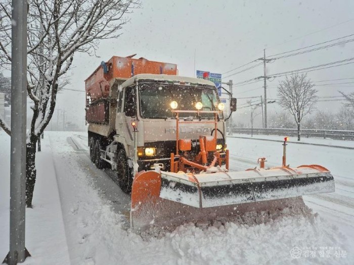 영주-1-1 영주시가 제설작업에 총력을 기울이고 있다.jpg