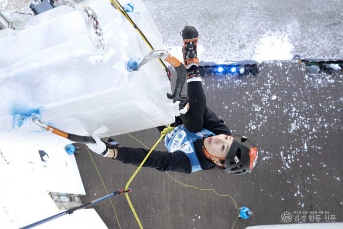 260112보도자료(‘2026 UIAA 청송 아이스클라이밍 월드컵’ 성황리에 마무리)-김진영(여)_난이도 부문 여자부 3위 (1)_사진출처 (사)대한산악연맹.jpg