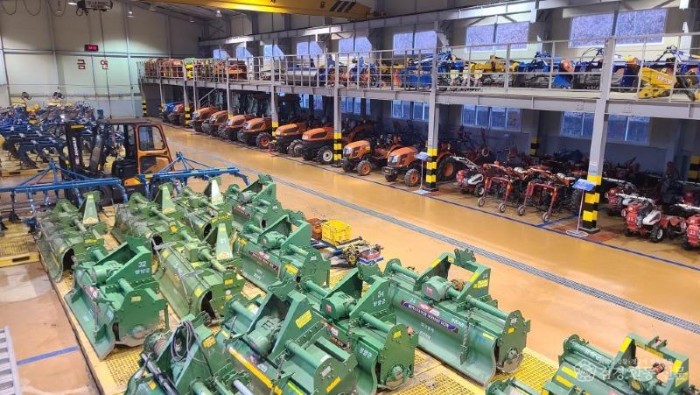 2-3. 사진(2026년 농기계임대료 50 감면 1년 연장).jpg