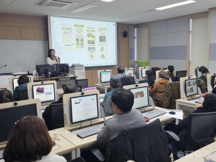 영주-3 영주시농업기술센터 전산교육장에서 AI 활용 농산물 온라인 마케팅 교육을 진행하는 모습.jpg