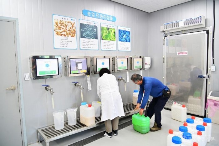 260116보도자료(청송군, 2026년 농정운영 방향 발표[미래농업 부자청송])-01 친환경 유용 미생물 보급) (2).JPG