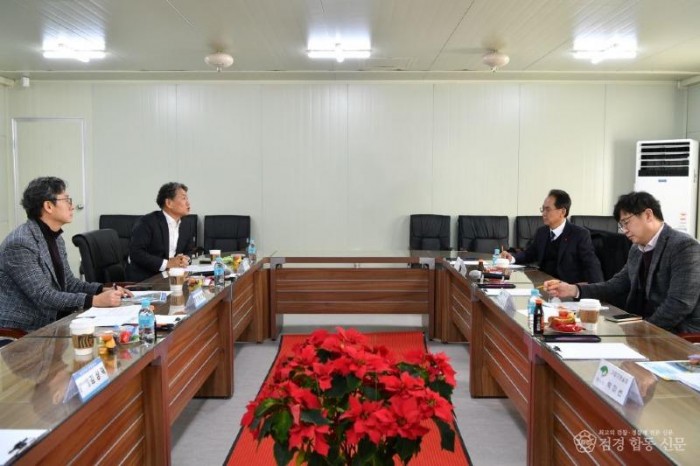 영주-1-1 엄태현 영주시장 권한대행이 베어링국가산단 공사현황을 살피고 있다.jpg