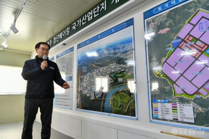 영주-1-3 베어링국가산단 현장 관리자가 공정을 설명하고 있다.jpg