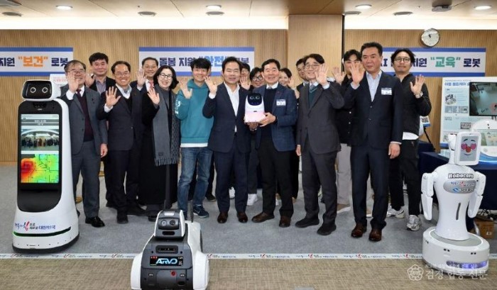 14.AI 돌봄 로봇 전시.jpg