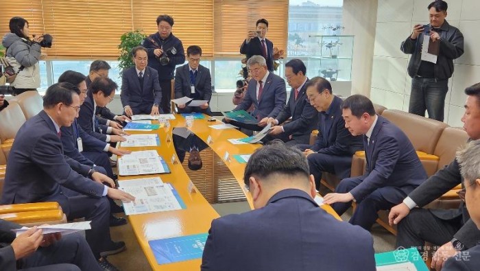 영주-1-2 19일, 충남,충북,경북 등 13개 시장군수 협력체는 국토부를 방문해 중부권 동서횡단철도 국가계획 반영을 촉구했다-2.jpg