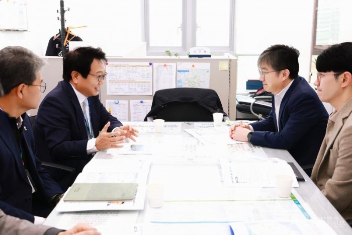1. 손병복 울진군수 가 국토교통부를 방문해 이우제 도로국장에게 남북10축 고속도로의 울진 구간의 필요성을 설명하고 있다.1.jpg