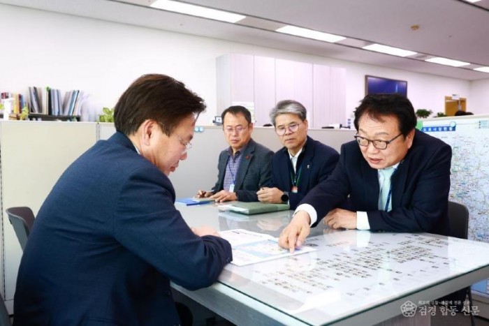 1. 손병복 울진군수 가 국토교통부를 방문해 이우제 도로국장에게 남북10축 고속도로의 울진 구간의 필요성을 설명하고 있다.3.jpg