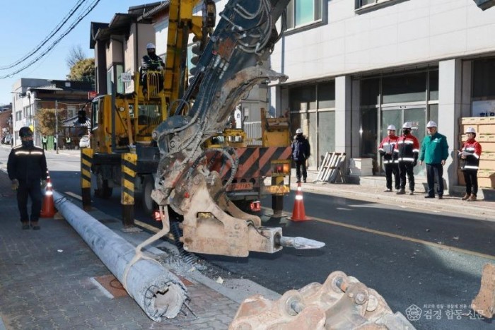 2026 01 22 전선지중화 사업 효자로 첫 전주 제거 현장점검(도시과)282.JPG