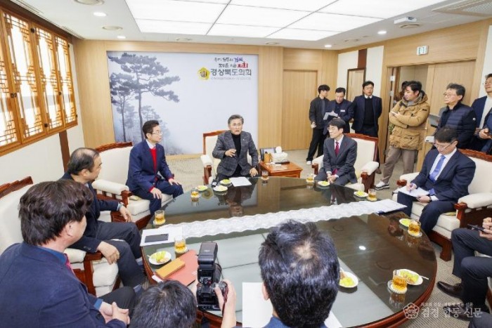 경북.대구행정통합추진협의회 관계자 내방 사진.jpg