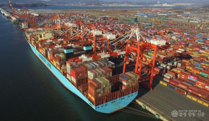 광양항 컨부두 전경.jpg