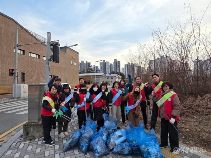 율곡동지역사회보장협의체, 2026년도 첫 정기회의 및 환경정화 활동 실시-율곡동(사진1).jpg