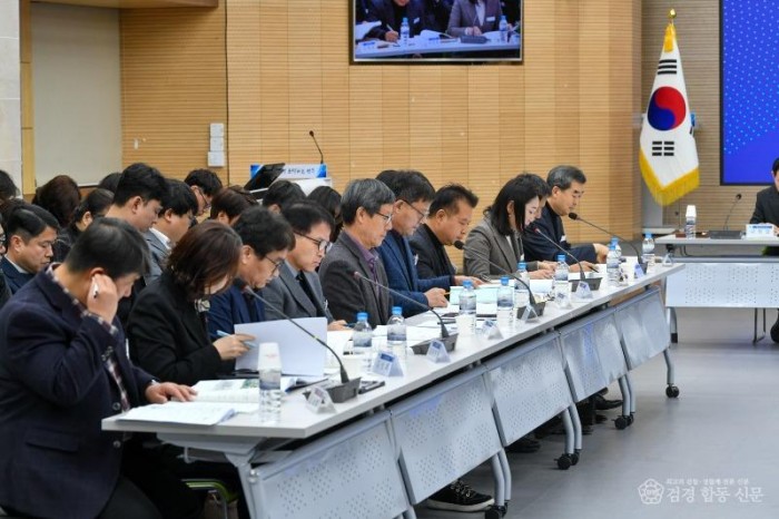 영주-1-2 읍면동장들이 주요현안과 주민건의사항을 얘기하고 있다.jpg