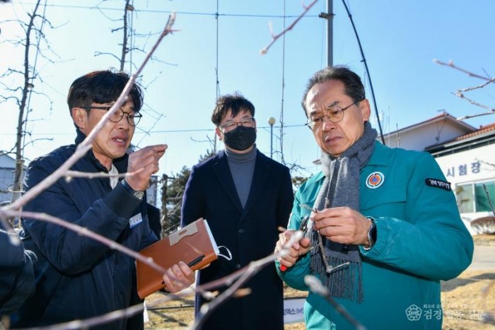 영주-1-2 나동열 과수연구팀장이 과수 신품종 연구 현황에 대해 설명하고 있다.jpg