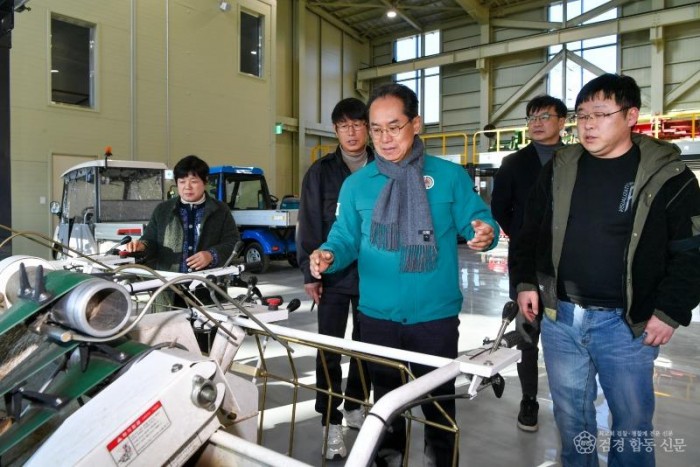 영주-2-4 엄태현 영주시장 권한대행이 임대농기계 설명 및 보유 현황 등에 대해 보고를 받고 있다 .jpg