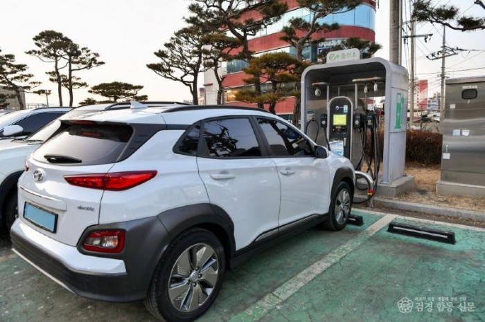 영주-1-2 영주시, 상반기 전기자동차 보급사업 추진…6월 30일까지(전기자동차 충전하는 장면).jpg