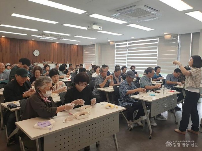 영주-1-1 (참고사진)영주시노인복지관에서 진행한 인문강좌 및 체험프로그램이 진행되고 있다.jpg