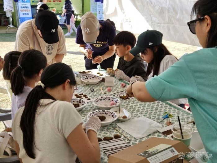 영주-1-2 (참고사진)부모와 아이들이 선비향 만들기 체험을 하고 있다.jpg