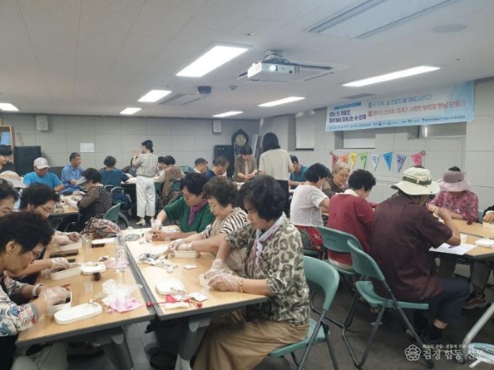 영주-1-3 (참고사진)장애인종합복지관에서 진행된 부용향 향낭 만들기 체험모습.jpg