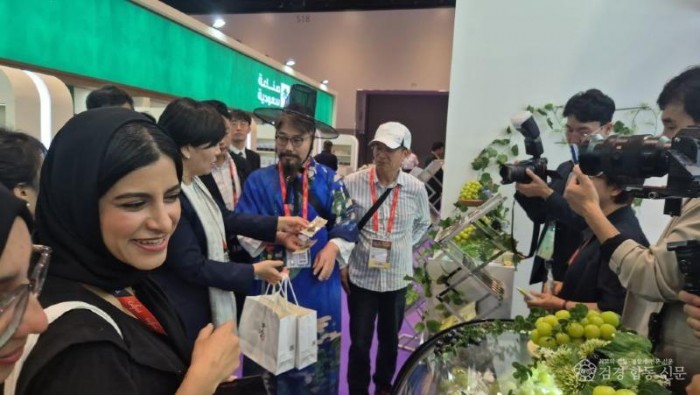 영주-3-1 두바이에서 열린 걸푸드(GULFOOD) 식품박람회에서 한국관 홍보부스에 많은 외국인들이 영주산 샤인머스캣, 산양삼 가공제품~.jpg