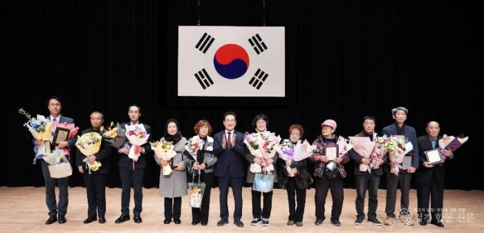 2 [사진] 영천시, 2026년 1분기 시정발전 유공 표창 수여식 개최.jpg